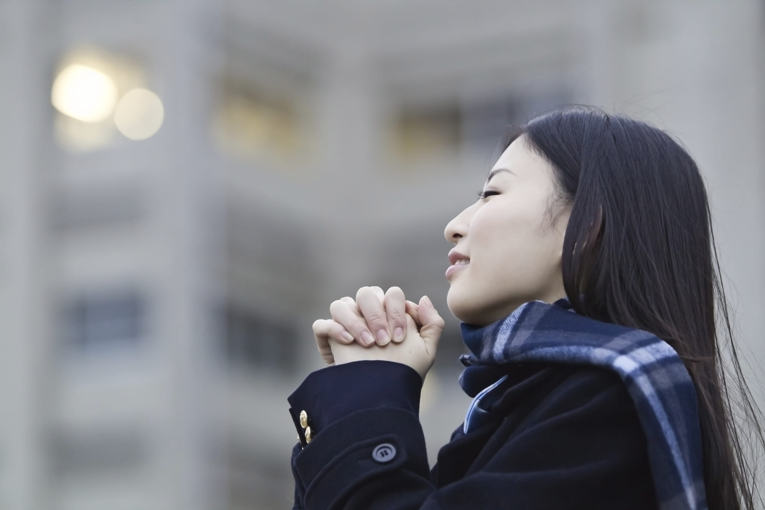 合格を祈る女子生徒